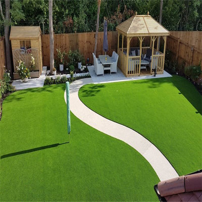 Verde Rosso Nero Blu Bianco 40 mm Rollo di tappeto di erba sintetica per la decorazione del giardino