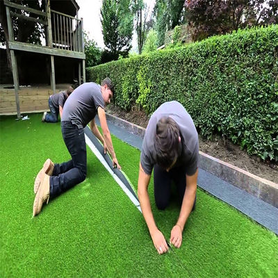 Verde Rosso Nero Blu Bianco 40 mm Rollo di tappeto di erba sintetica per la decorazione del giardino